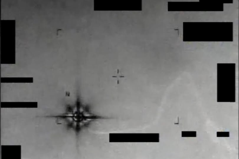 690403130141152795434239641224-1786500624720613116743-1786511492427-17865114928981474323540 Vật thể lạ hình sao tám cánh xuất hiện trên cao tốc Mỹ. - Ảnh 1.