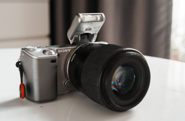 Sony NEX-5 cũ: Trải nghiệm chụp ‘chill’ với body 2010 và lens second-hand