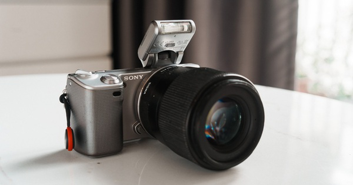 Sony NEX-5 cũ: Trải nghiệm chụp ‘chill’ với body 2010 và lens second-hand