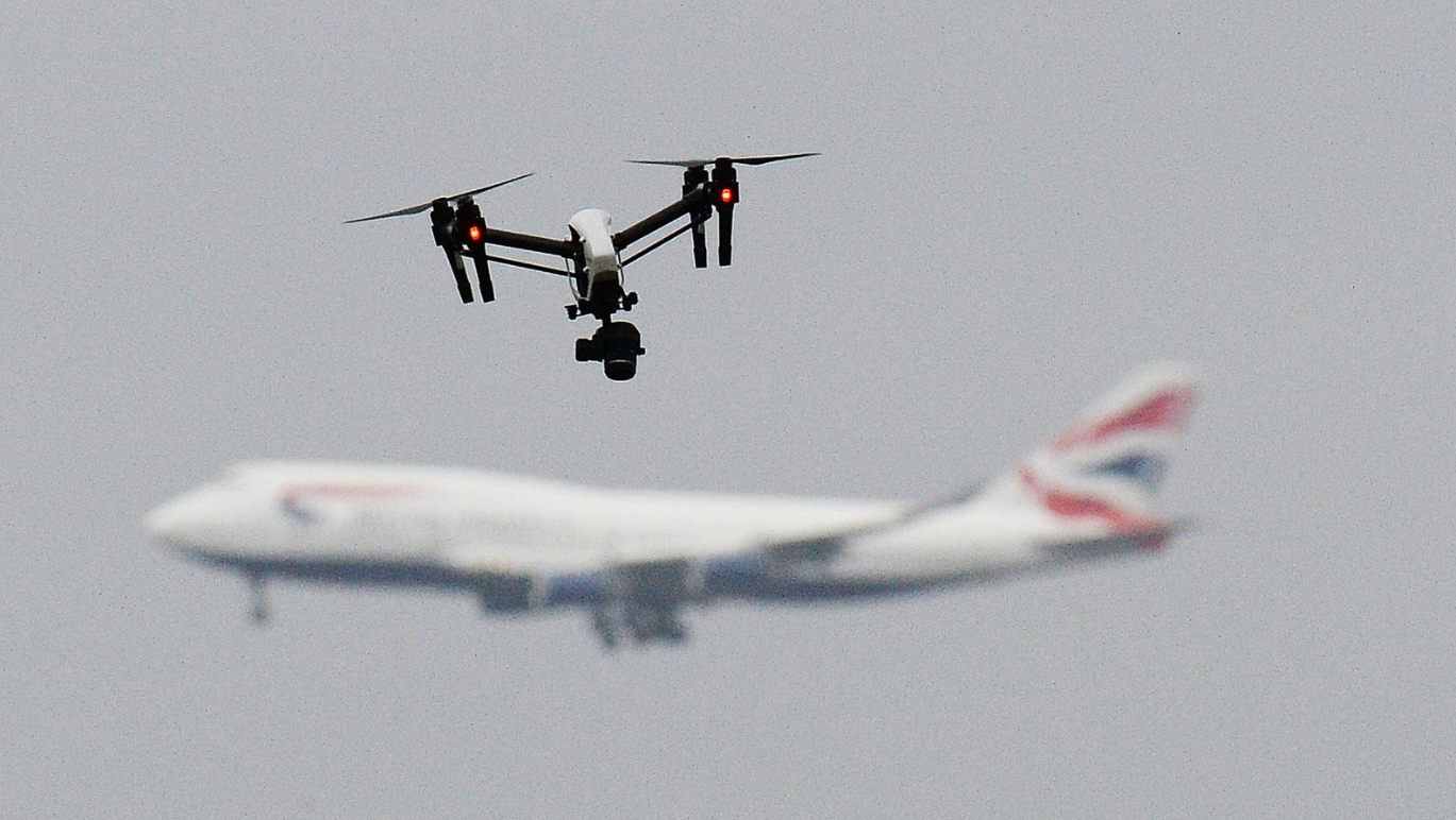 Drone từng là món đồ chơi vài triệu đồng, giờ có thể khiến máy bay chở khách phải đổi hướng - Ảnh 1.
