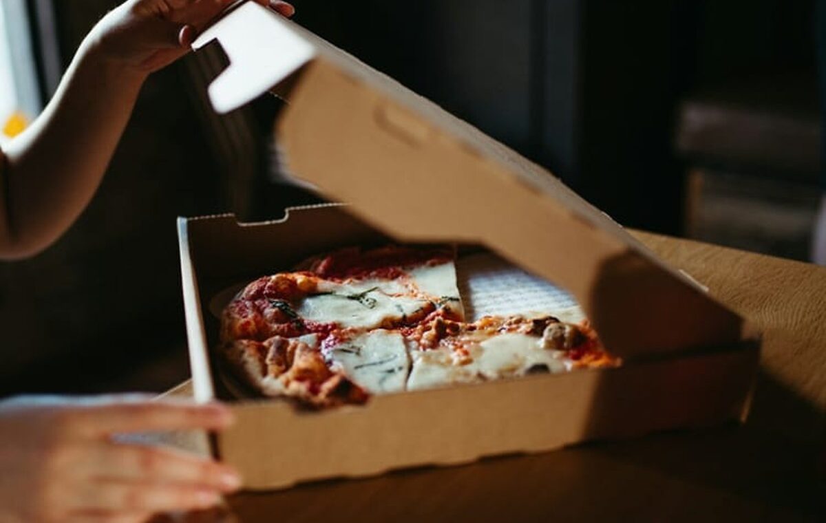 Bắt giữ nam 23 tuổi tại Szczecin vì đặt hàng pizza giả mạo: Hậu quả với nạn nhân và nhà hàng