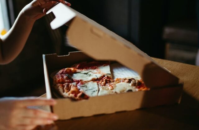 Bắt giữ nam 23 tuổi tại Szczecin vì đặt hàng pizza giả mạo: Hậu quả với nạn nhân và nhà hàng