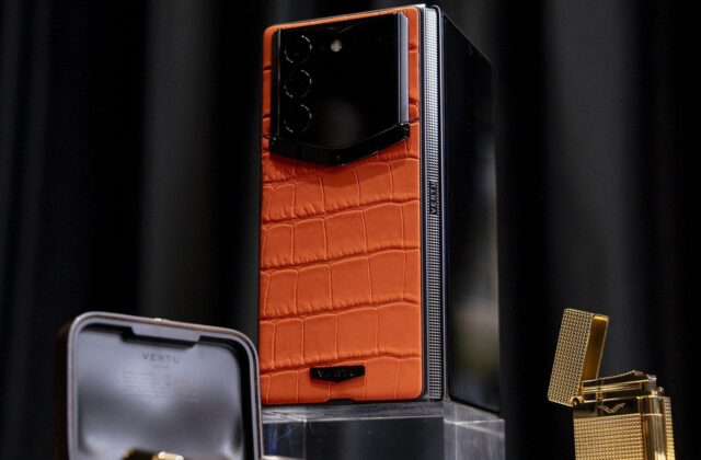 Vertu AlphaFold đặt chân Việt Nam: đỉnh cao điện thoại gập xa xỉ và mức giá gây chú ý