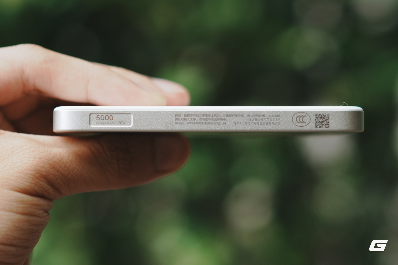 genk-ugreen-5000mah-magflow-air-3-1786186276486845456196 Pin dự phòng siêu mỏng của UGREEN: Màu trắng quá đẹp, sạc MagSafe 15W ngon lành cho iPhone, giá rẻ cả Xiaomi - Ảnh 8.
