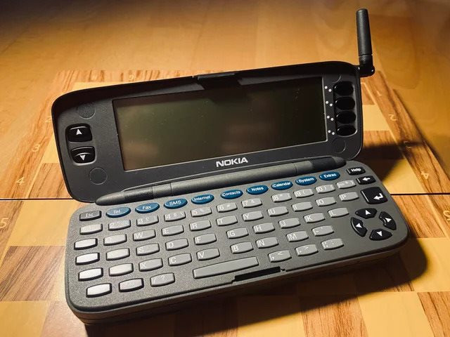 had-this-nokia-9000-communicator-laying-on-my-shelf-for-a-v0-1kwsi1nyquwa1-1-1787051751932-1787051752274289202405 Ngày xưa ai mà dùng chiếc Nokia 9000 Communicator này thì "sang chảnh" kém gì iPhone 17 Pro Max bây giờ - Ảnh 2.