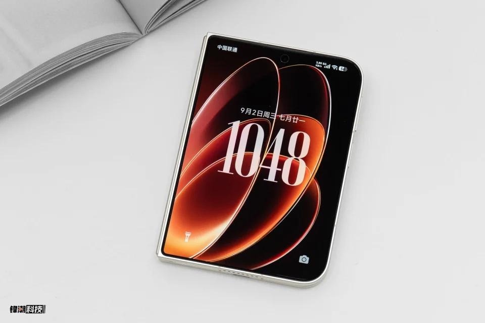 Xiaomi 18 Fold: Điện thoại gập khác lạ, tham vọng chia sân cao cấp