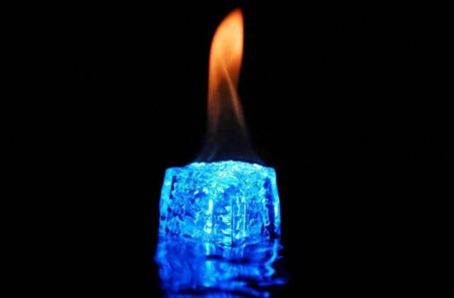 Phát hiện mẫu băng ‘siêu ion’ lục giác: khi nước chịu nén và nung tới hàng nghìn độ