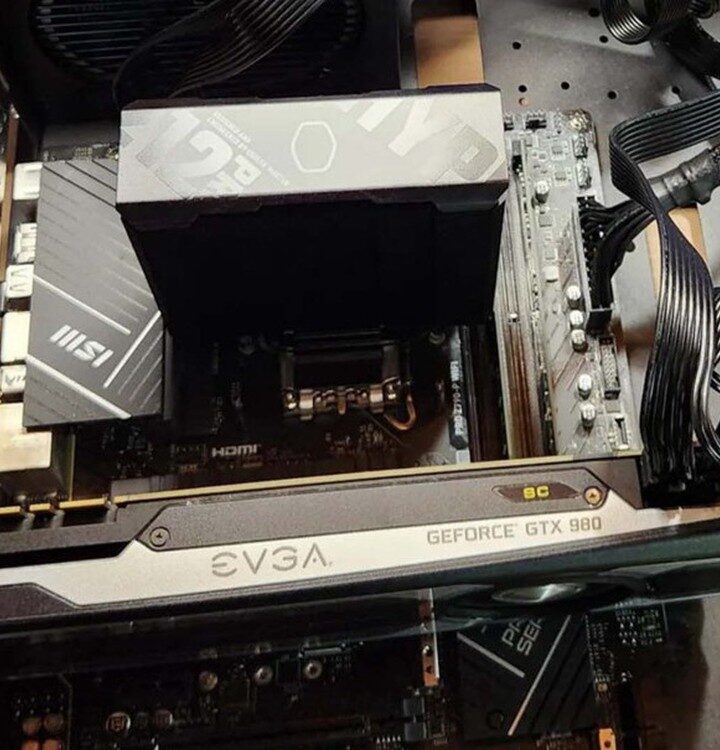 Mua mainboard eBay rẻ như cho và bất ngờ: tìm thấy SSD 2 TB bên trong