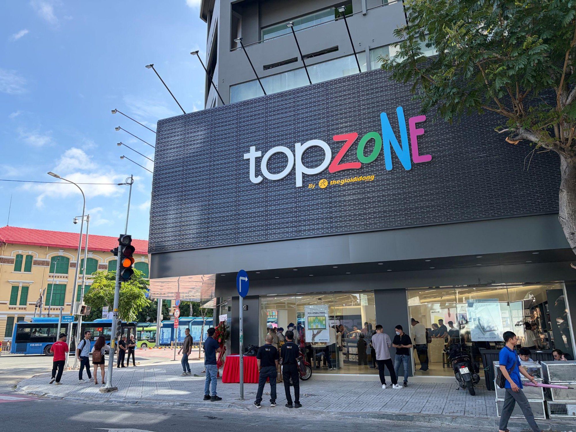 TopZone: Trải nghiệm iPhone 18 Pro không chỉ bắt tay trên tay - Ảnh 4. TopZone: Trải nghiệm iPhone 18 Pro không chỉ bắt đầu từ khi cầm máy trên tay - Ảnh 4.