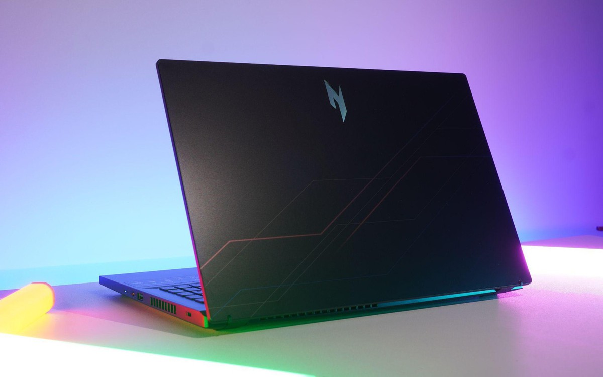 Tại sao laptop gaming cần màn hình 180Hz và màu chuẩn sRGB